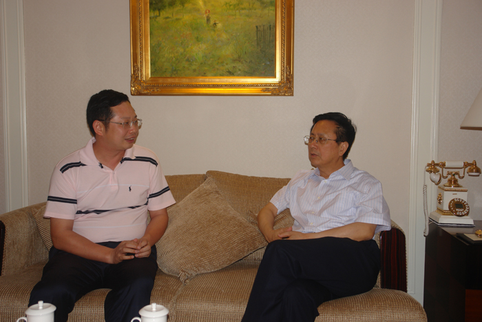2009年7月1日，全国人大常委会副委员长、民建中央主席陈昌智在厦门调研时，亲切接见苏庆灿
