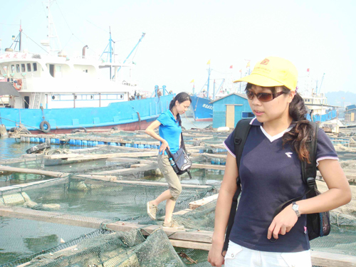团员参观海上渔排